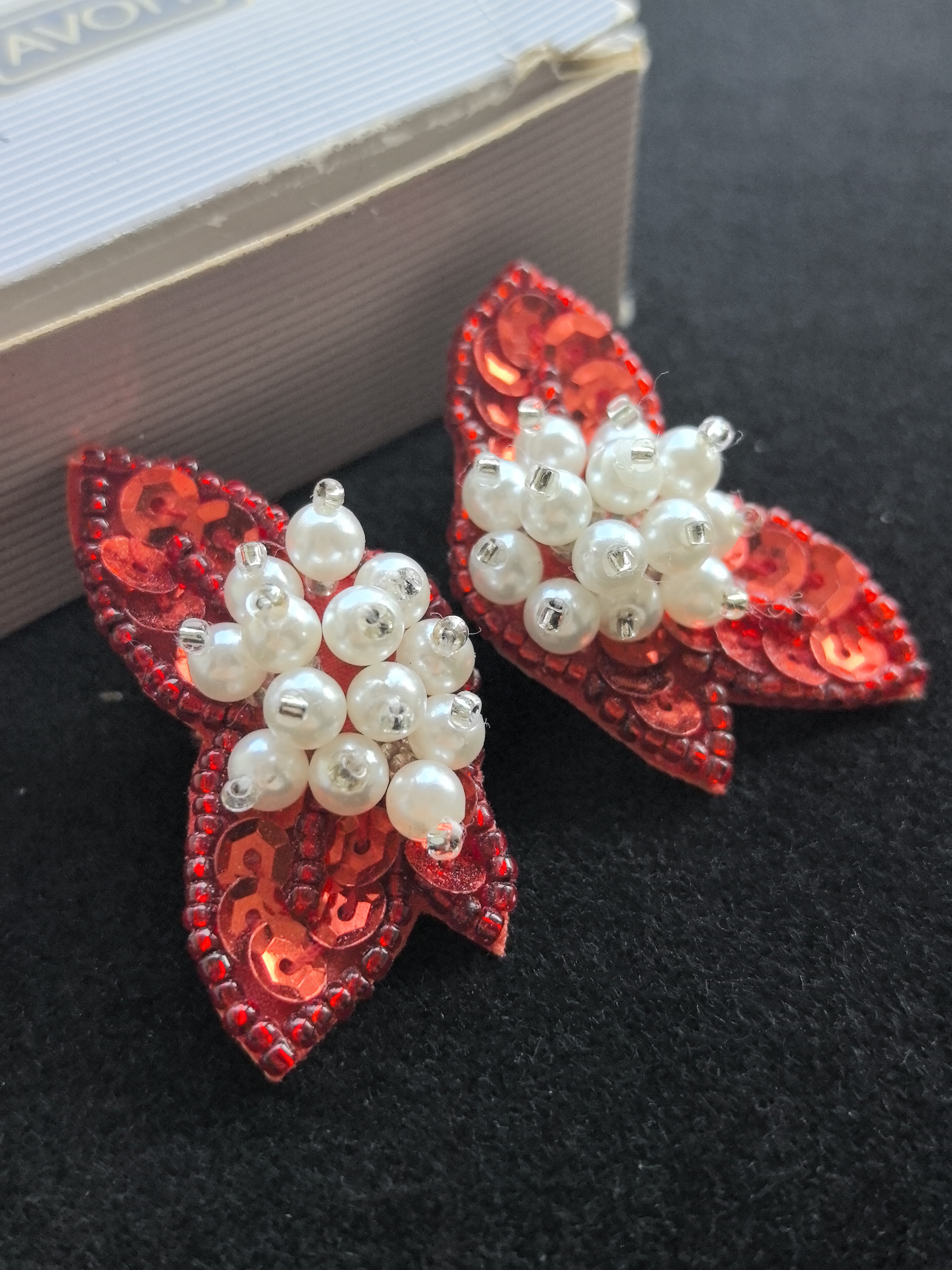 Avon红色珠片仿珠花瓣手工耳钉90年代原盒度假风中古Vintage