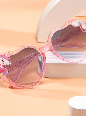 可爱儿童太阳镜独角兽装扮表演