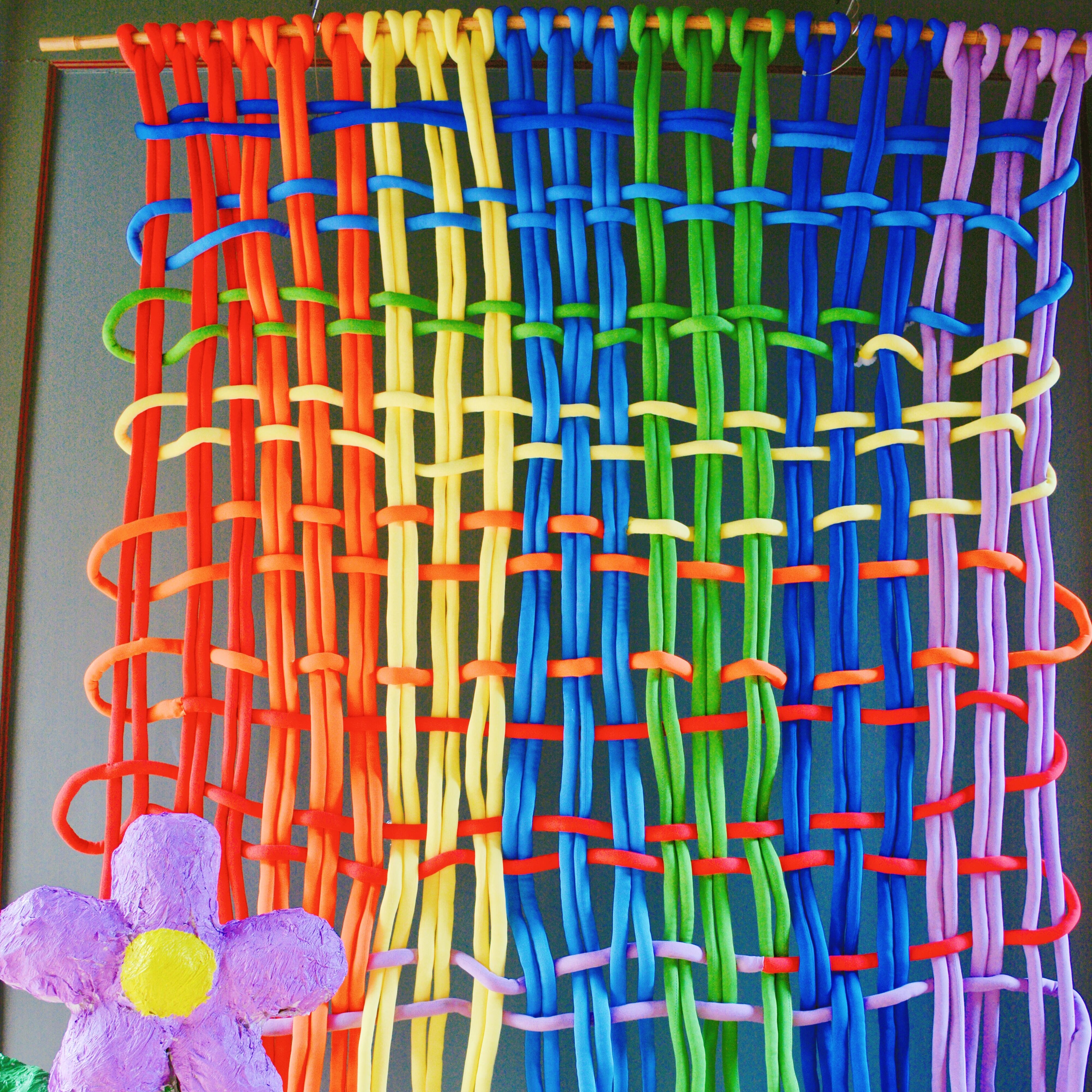 多巴胺彩色粗毛线条幼儿园夏天编织区冰岛线环创线条编织挂帘装饰