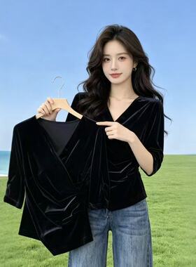 高级感丝绒独特别致上衣法式黑色2026秋新款知性简约搭配V领衬衣