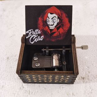 木质手摇八音盒朋友音乐盒地摊玩具纸钞屋摆件彩绘雕刻礼物小礼品