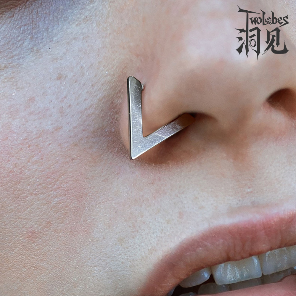 洞见三角形穿刺耳鼻环