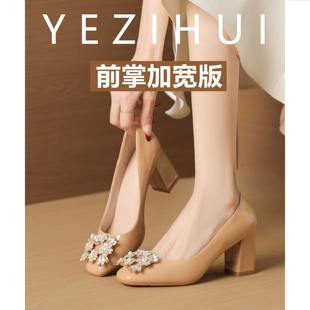 2026新款方头粗跟大码高跟鞋加肥加宽水钻方扣浅口漆皮单鞋不累脚