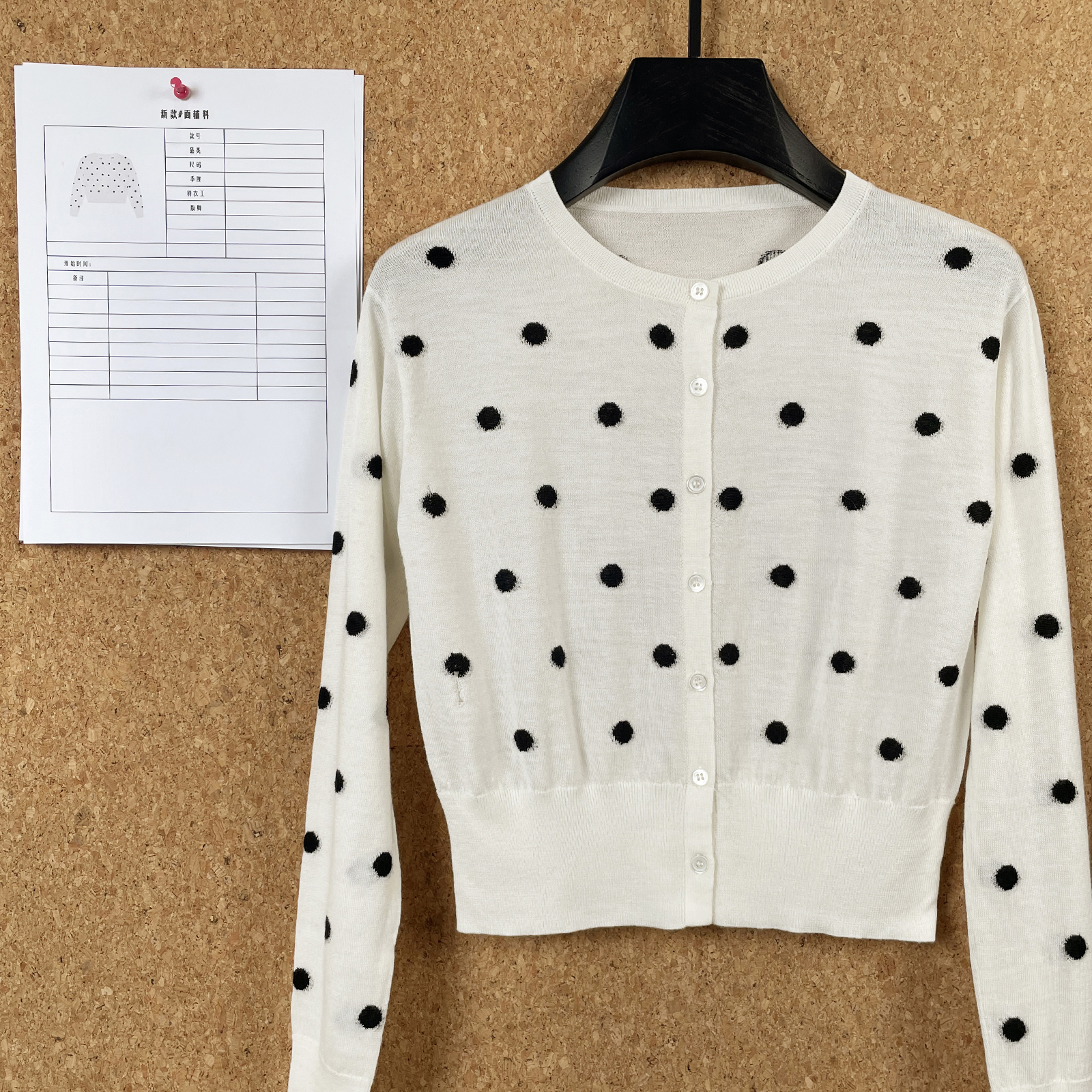 100%羊毛俏皮波点圆领针织开衫