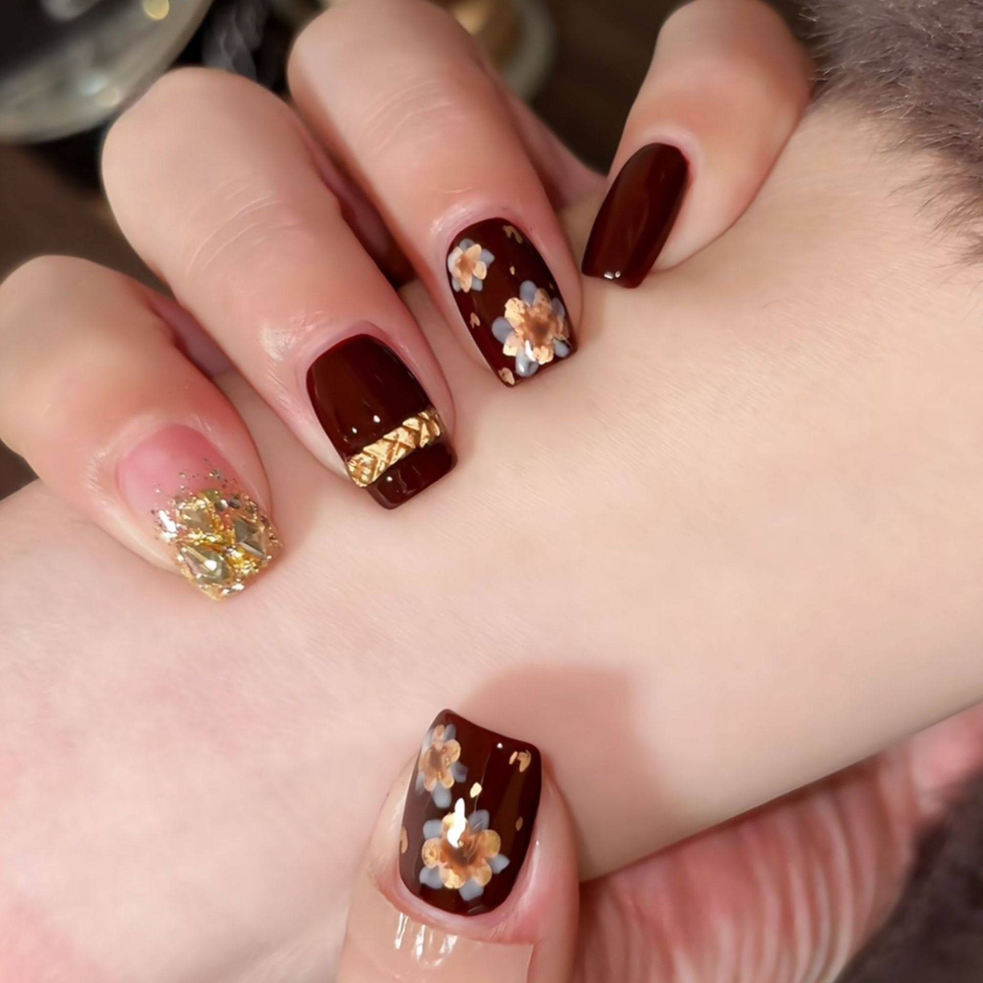 手绘金花复古繁华纯手工穿戴甲镶钻新年秋冬酒红色高级感气质美甲,彩妆/香水/美妆工具,穿戴甲/甲片,淘宝优惠券,粉丝福利购,淘宝优惠卷