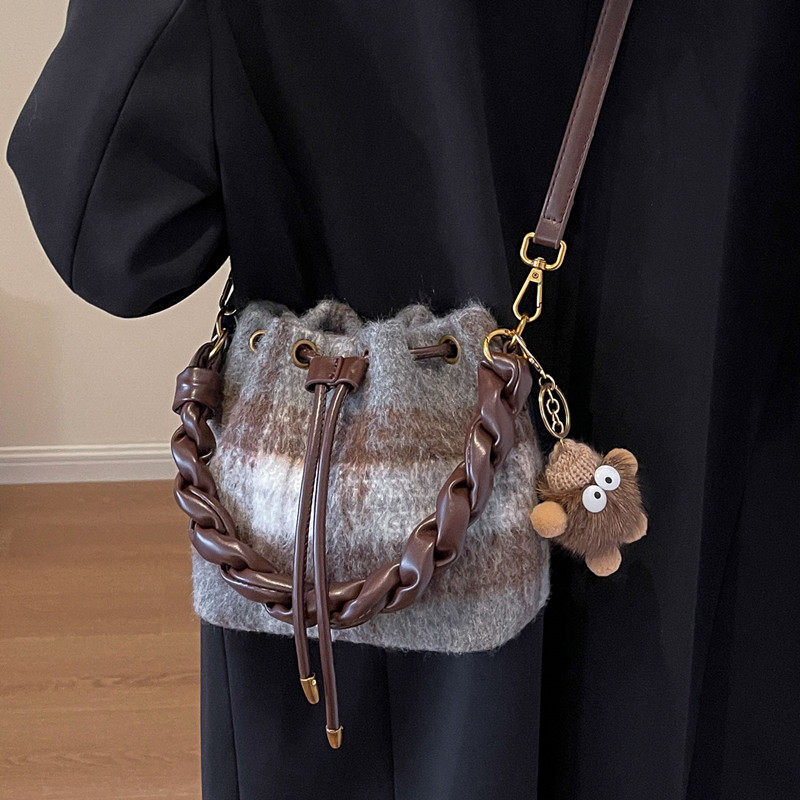 雅莱仕高级感复古毛呢格子包