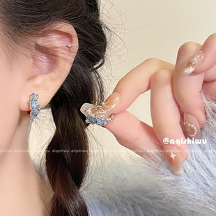 阿七 海冰蓝水晶耳环女小众设计轻奢冷淡风耳钉时尚百搭甜酷耳饰