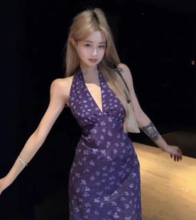 赵露思同款 度假挂脖V领露背碎花连衣裙女印花性感度假沙滩裙