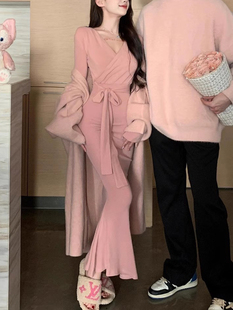 纯欲绑带紧身长款鱼尾裙女秋冬内搭性感红色V领氛围感针织连衣裙