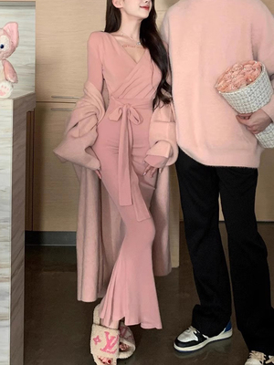 红色V领氛围感针织连衣裙鱼尾裙