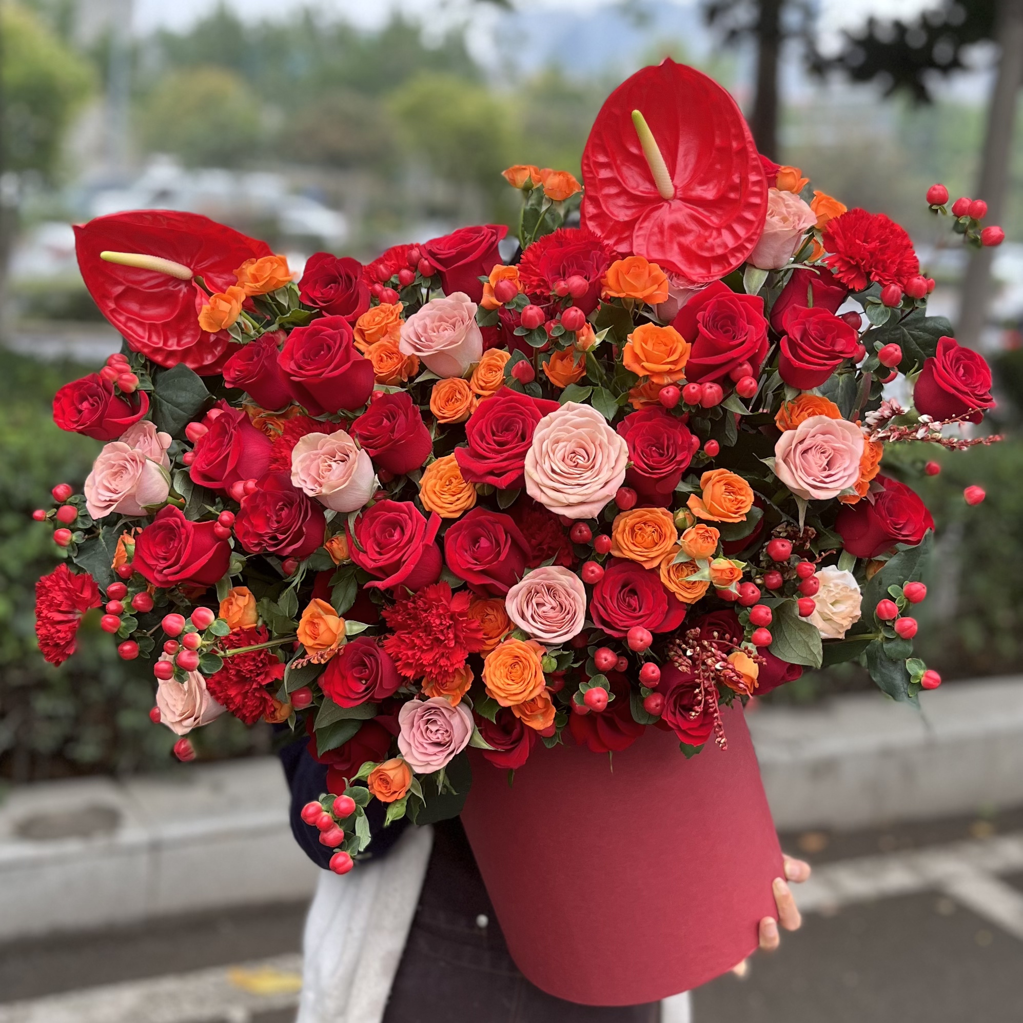 西安鲜花玫瑰抱抱桶长辈生日乔迁