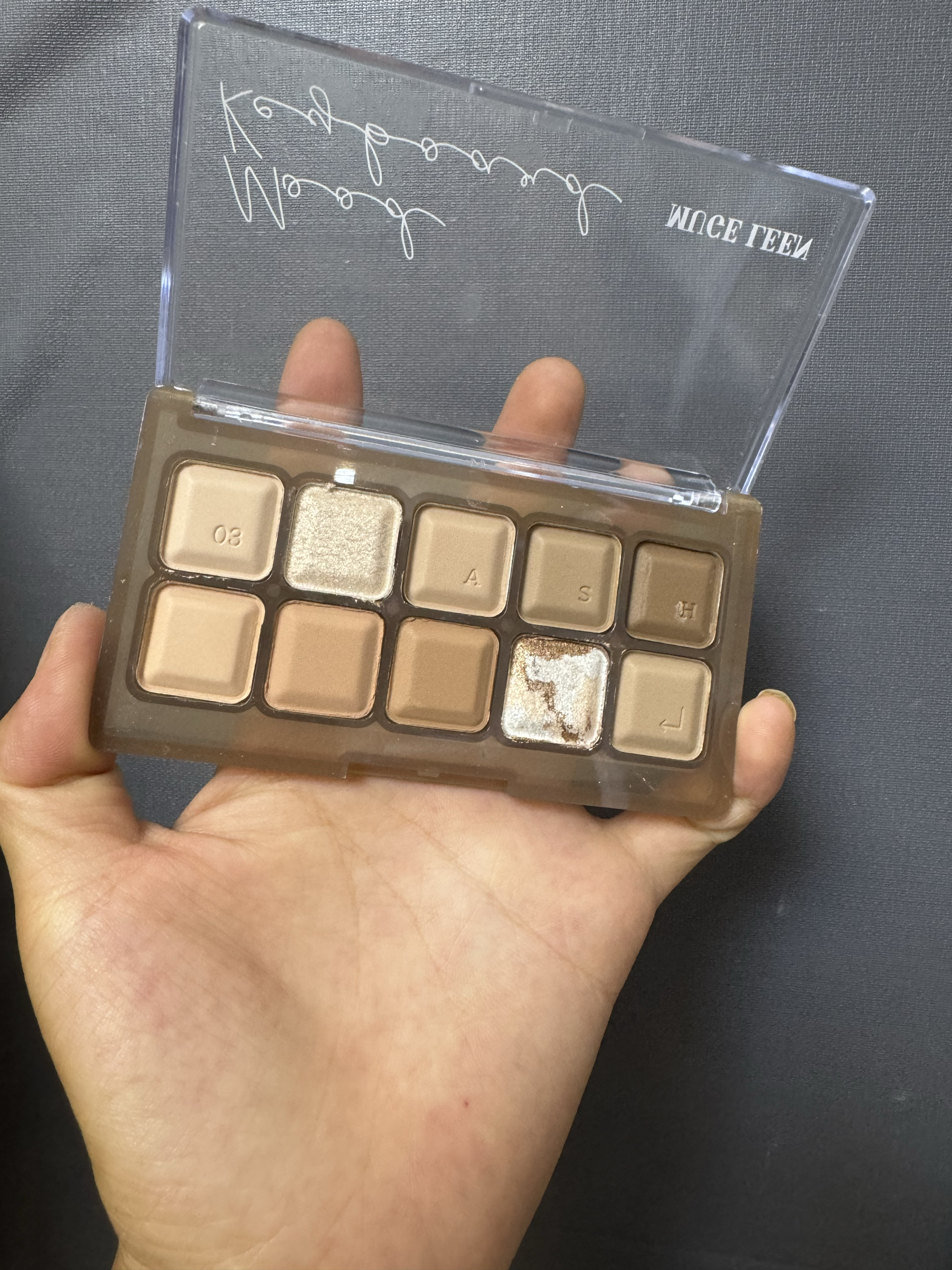 日期到26年/2024年秋季新品10色钢琴眼影盘大地色哑光珠光