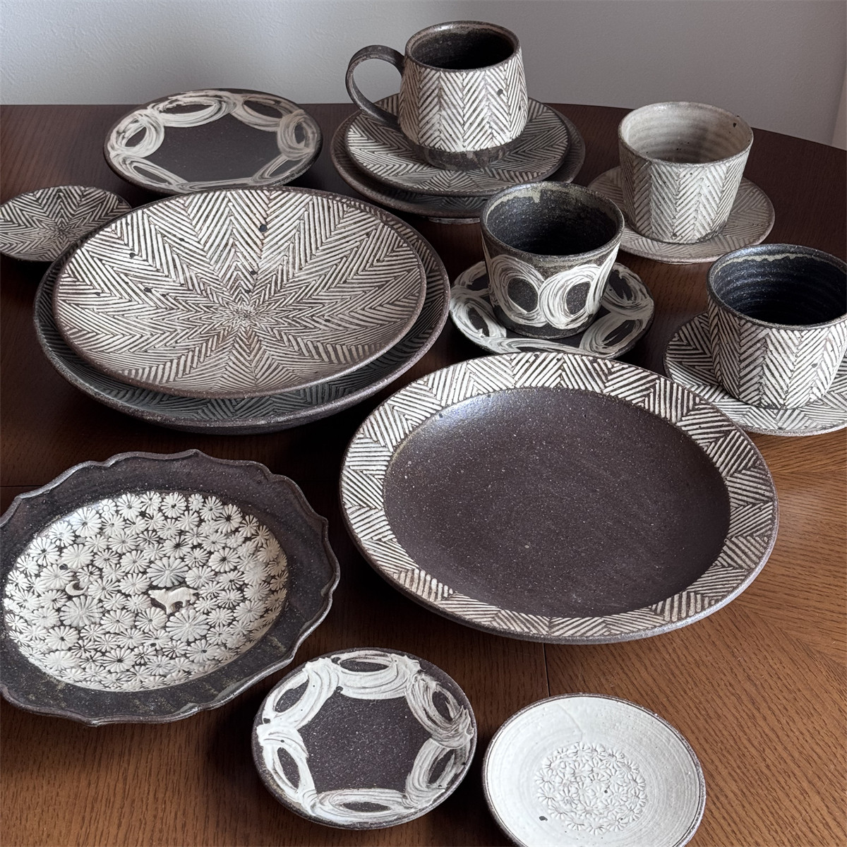 「97 Crafts」日本陶艺家池田大介鱼骨纹粉引刷毛目系列盘|猪口杯