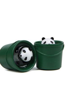 躲猫猫水桶熊猫憨实大熊猫