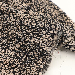 黑色底裸粉色小花朵印花弹力肌理褶皱布料三宅一生裤子垂坠感面料