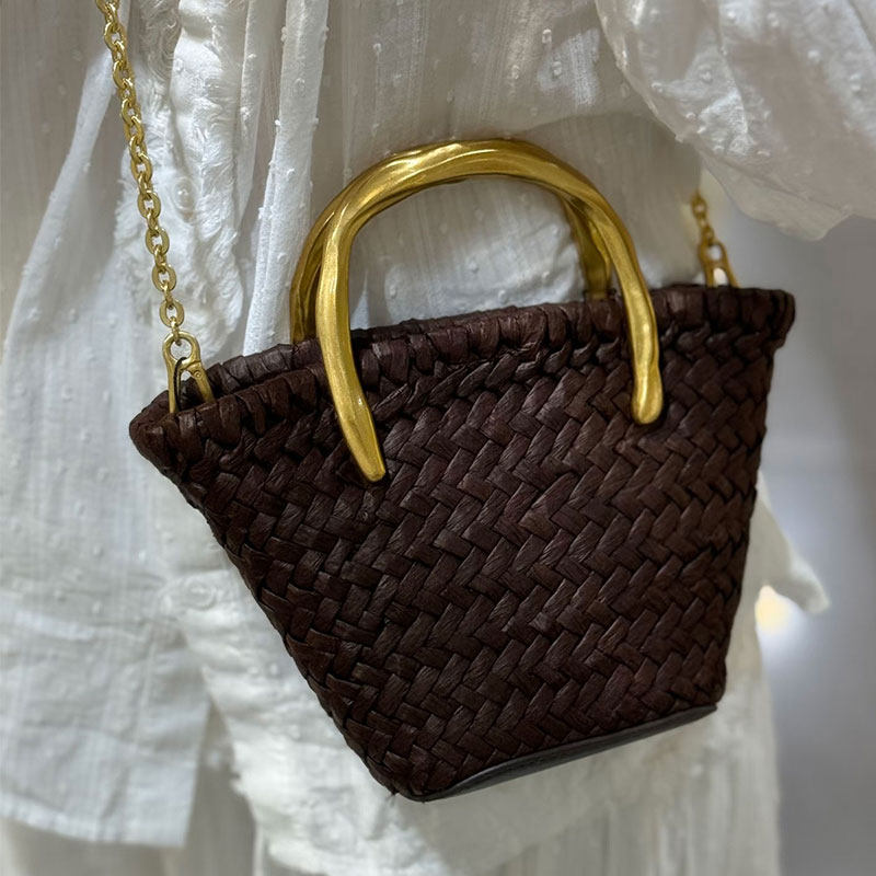 春夏新款编织水桶包女轻奢金属手柄链条斜挎包休闲度假风托特包