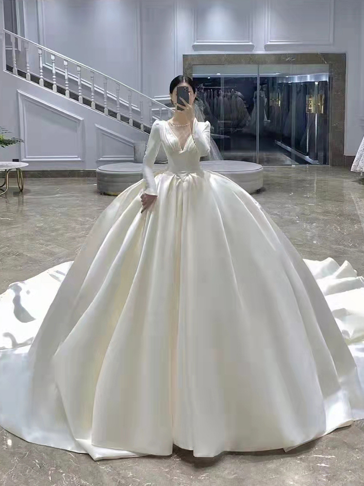 Sexy advanced wedding dress, long sleeve, V-neckline, high-end Sexy advanced wedding dress, long sleeve, V-neckline, high-end
