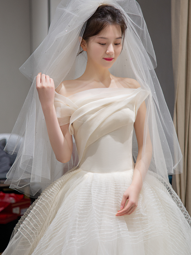 Summer advanced wedding dress, open shoulders, high-end, french style, fitted Summer advanced wedding dress, open shoulders, high-end, french style, fitted