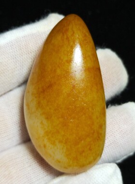 58.9克新疆和田玉籽料原石黄白种天然无修毛孔清晰油润肉细手把件