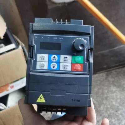变频器 380v1.5kw 成色漂亮 只用了几个月 质量