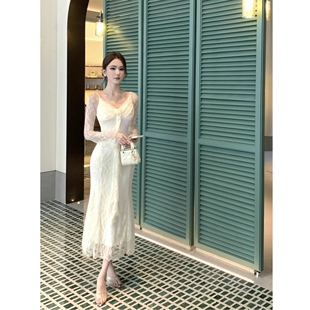 鱼尾包臀连衣裙女早秋 蕾丝裙高级花朵修身 韩版 气质性感V领喇叭袖