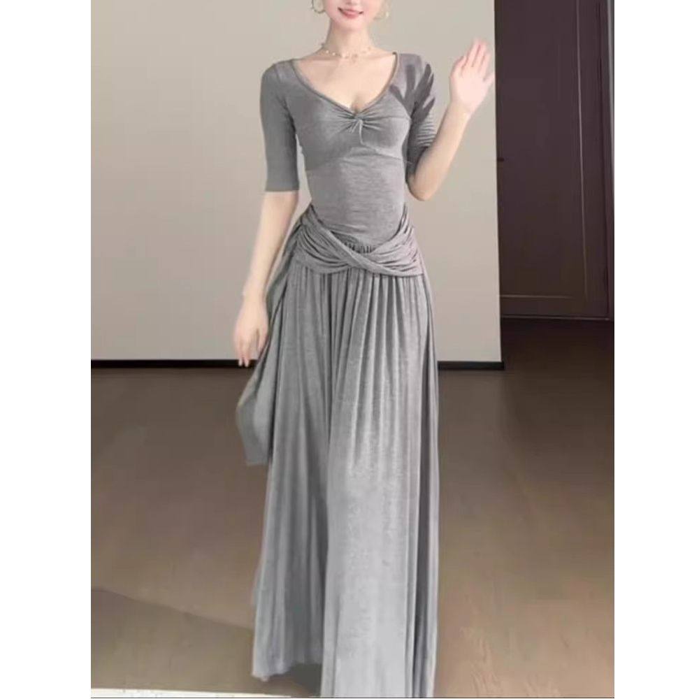 法式新款气质纯欲风设计感褶皱连衣裙大码MM小众时尚性感显瘦长裙