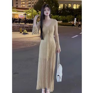 连衣裙女设计感长袖 卡其色喇叭袖 系带V领收腰a字中长裙子 新款 秋季