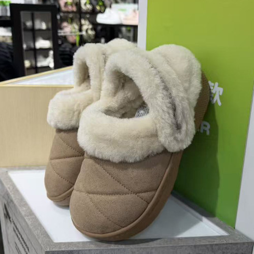 卡骆驰经典雪绒仿麂皮绗缝棉拖鞋