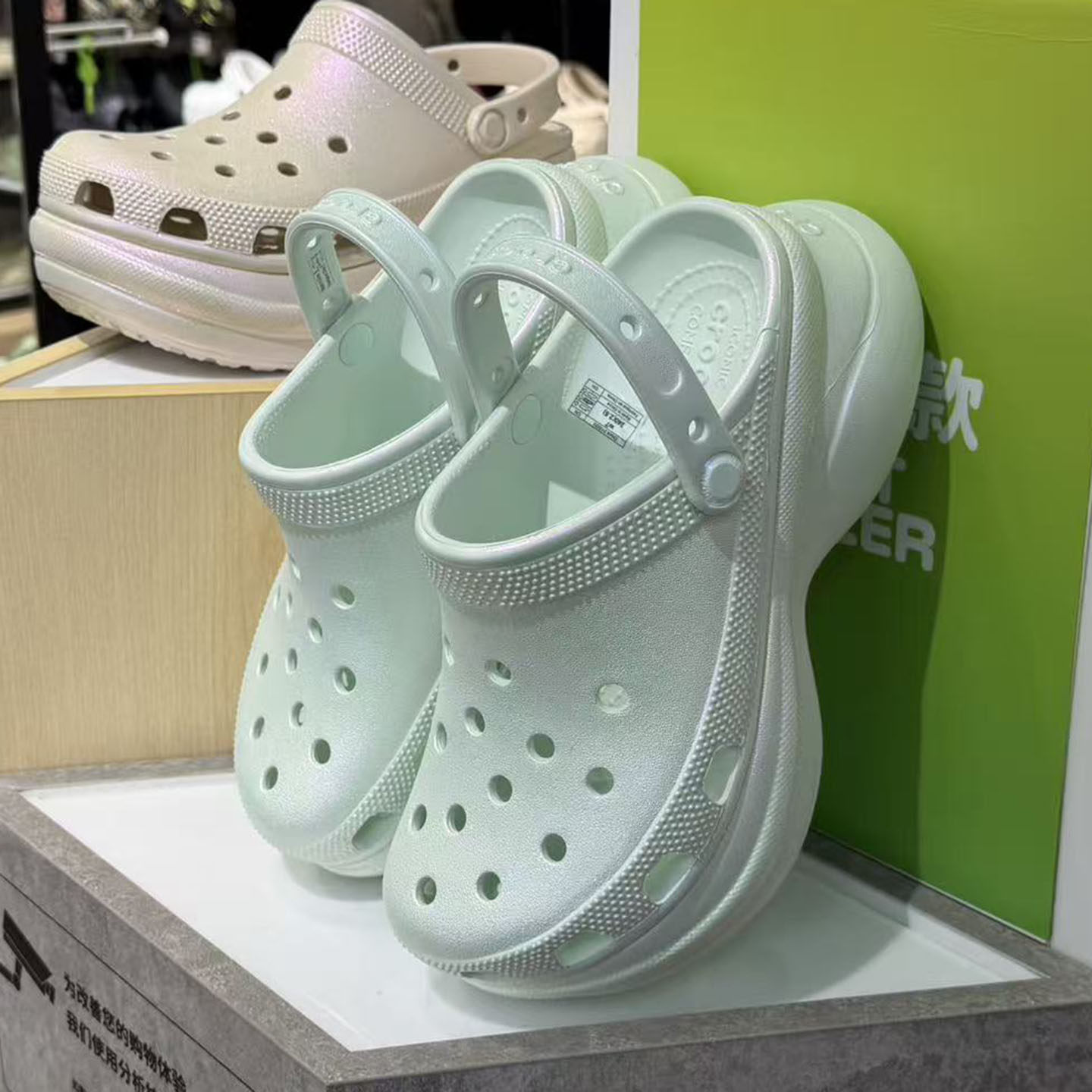 卡骆驰彩虹鲸鱼沙滩洞洞鞋Crocs