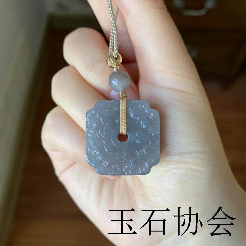 精选新疆和田玉烟紫料四方神兽平安扣吊坠挂件细腻油润搭配细绳子