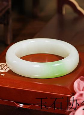新疆和田玉镇店之宝玉手镯女款白底青海老坑翠青料飘花正圈玉镯子