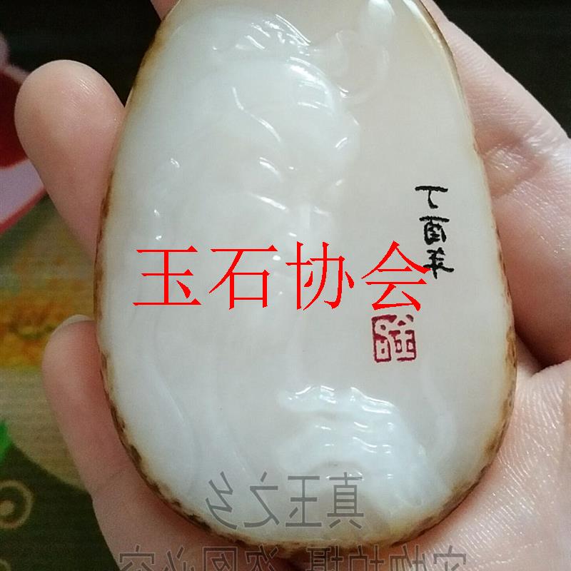 新疆和田玉关二爷手把件红沁皮原石籽料白玉关羽把件男款摆件吊坠