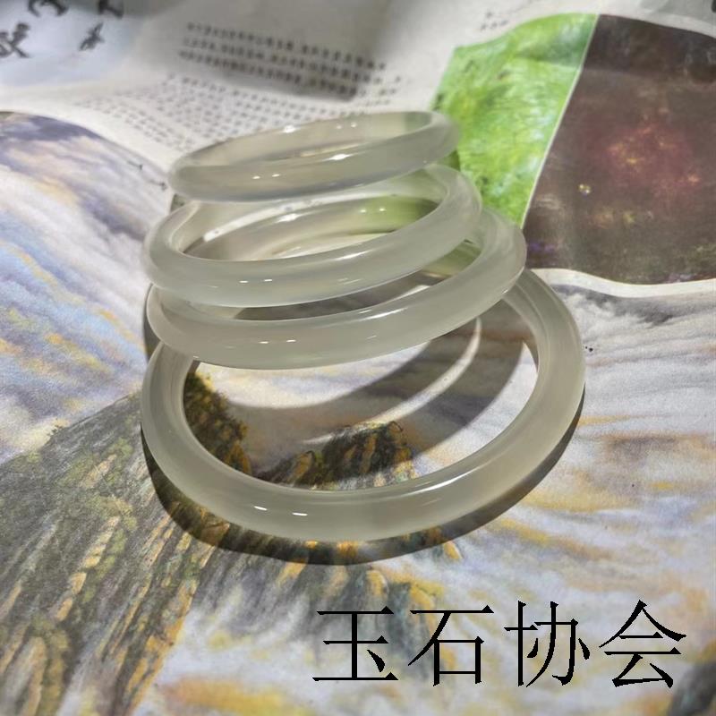 马达加斯加圆条玛瑙手镯女白高冰透荧光香槟色玉髓荔枝冻玛瑙手镯