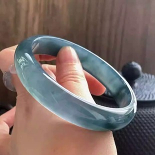 危地马拉高冰种手镯翡翠色玉镯蓝水沫飘花白底青玉正圈贵妃镯女款