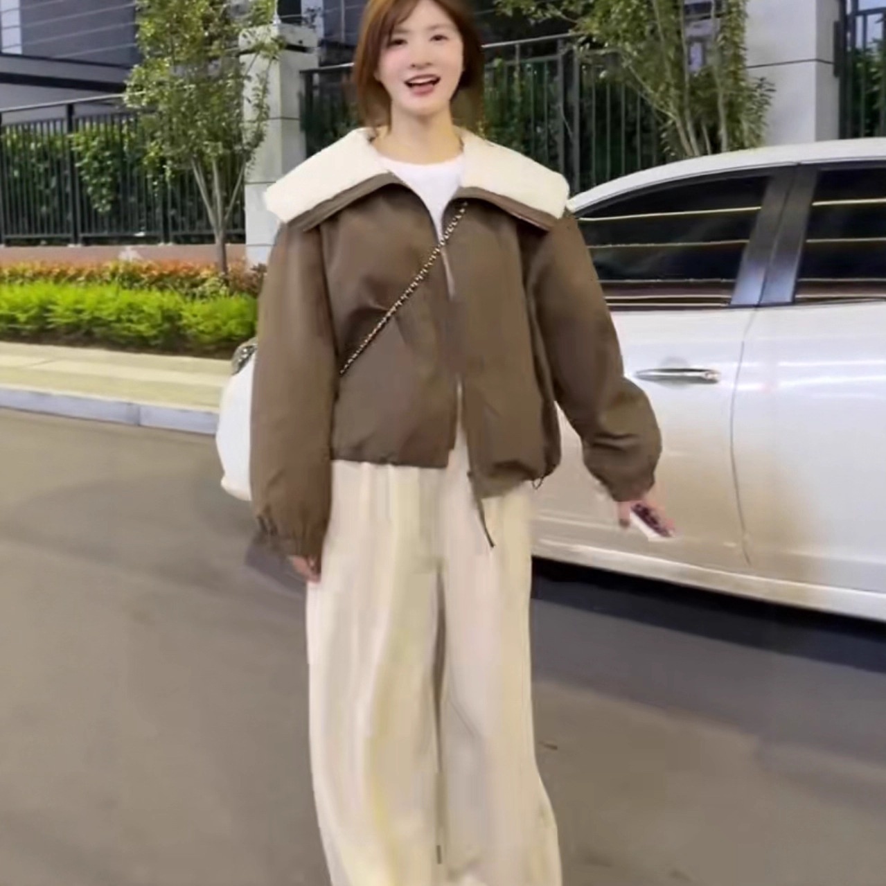 2025秋冬新款韩版羊羔毛拼接大翻领夹棉外套女感短款派克上衣