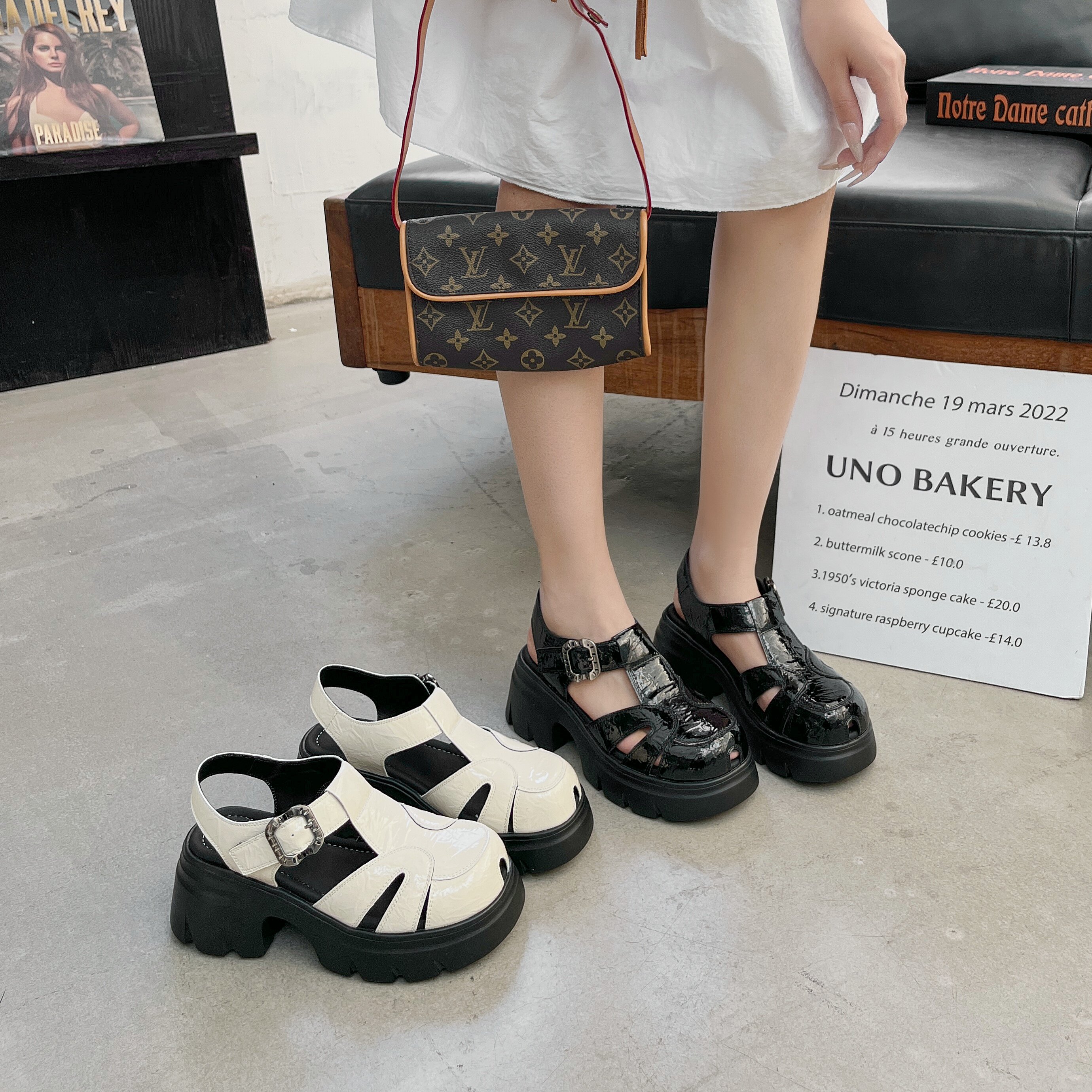 母后女鞋品牌正品新厚底增高罗马凉鞋女外穿时尚百搭休闲亮皮女鞋