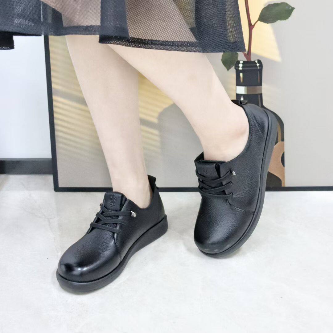 母后女鞋品牌新款平底防滑真皮舒适百搭软底软面中老年妈妈鞋单鞋