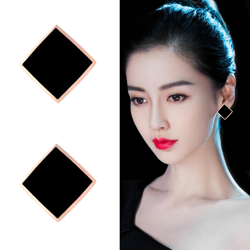 钛钢黑色菱形百搭防过敏耳环