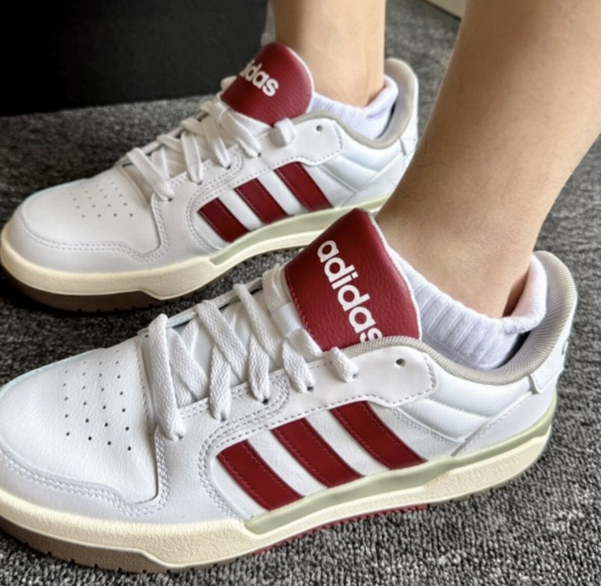 adidas耐磨休闲鞋男女同款复古经典白红低帮板鞋FW3462、jq3926