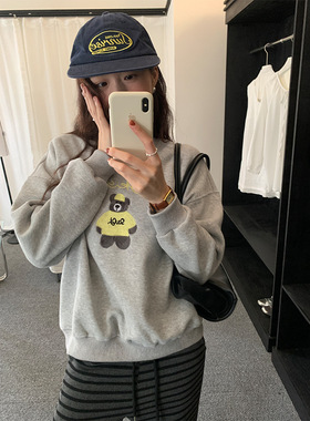 韩系小熊刺绣圆领卫衣女秋冬套头休闲减龄通勤长袖上衣541019