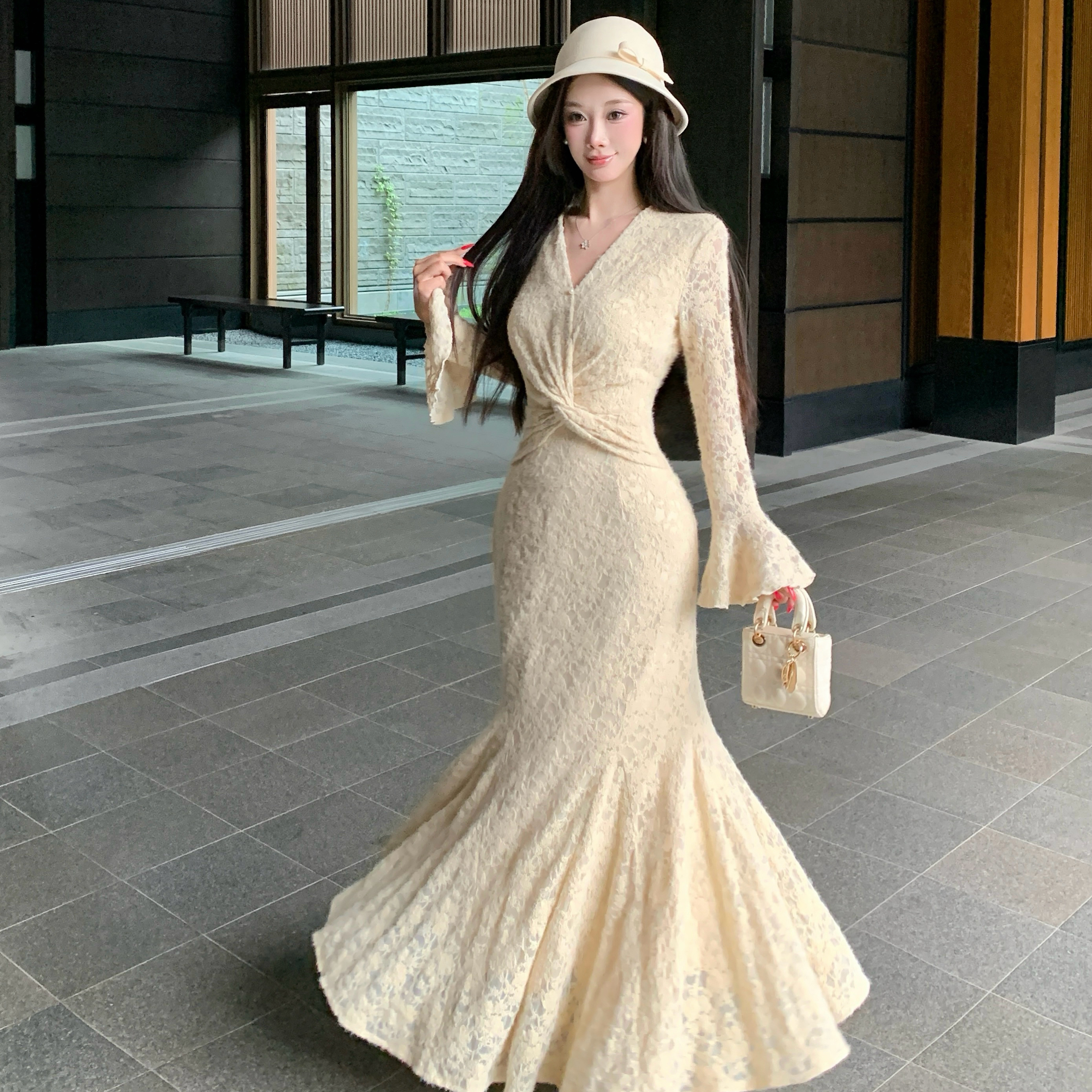 法式温柔杏色蕾丝V领收腰显瘦喇叭袖鱼尾连衣裙长裙女步步生莲