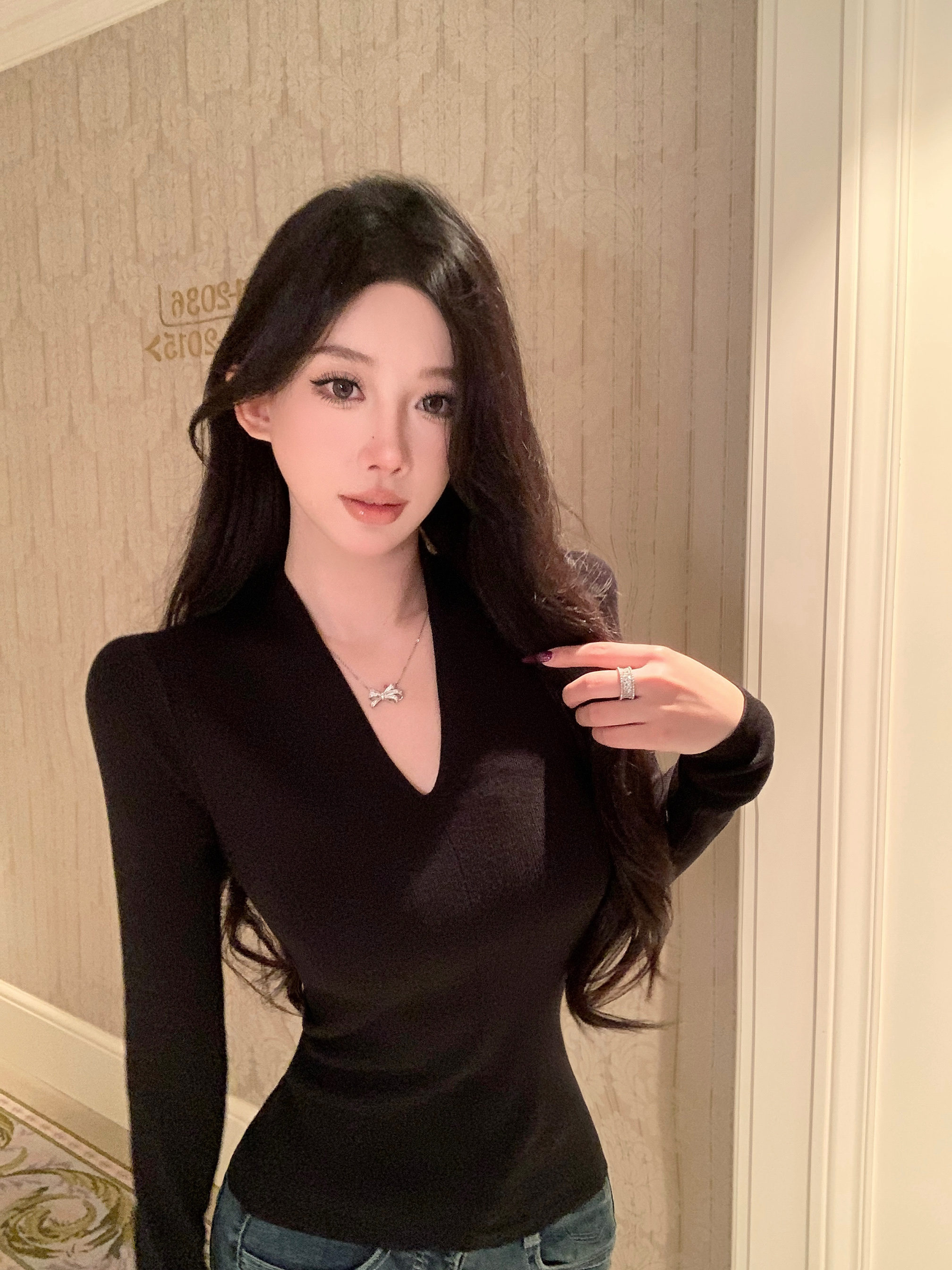 黑色长袖T恤女2024秋冬修身显瘦性感内搭打底衫纯色V领针织衫上衣