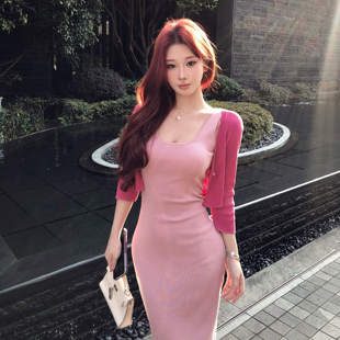 粉色u领针织吊带连衣裙女夏季显身材收腰中长款纯欲修身包臀裙子