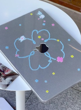 汪三岁「蓝色四叶草」满天星MacBook保护壳mac笔记本2025款苹果笔记本M1M2M3M4pro14寸air13寸