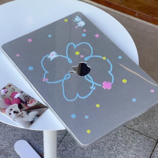 汪三岁「蓝色四叶草」满天星MacBook保护壳mac笔记本2025款苹果笔记本M1M2M3M4pro14寸air13寸