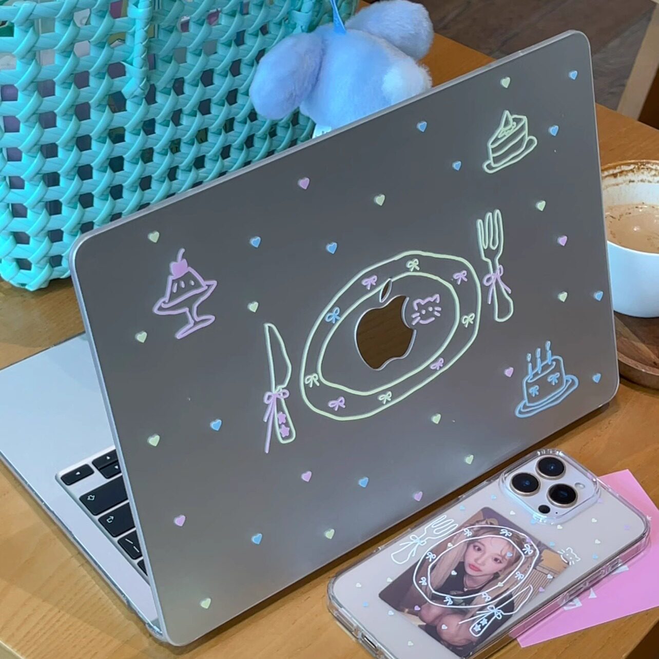 汪三岁「吃什么」原创MacBook保护壳苹果笔记本2025款M4pro14寸16寸air13寸M1/M2/M3保护套配件UV印刷