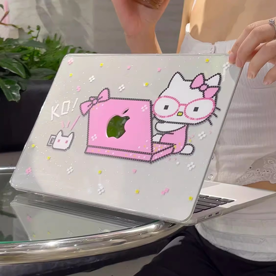 汪三岁「工作女王」HelloKitty可爱拼豆风辣妹风MacBook保护壳苹果笔记本壳2024款M4pro14寸16寸air13寸M1M2