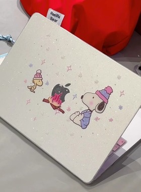 汪三岁「狗狗过冬」可爱史努比MacBook保护壳苹果笔记本壳2025款M4pro14寸16寸air13寸M1M2