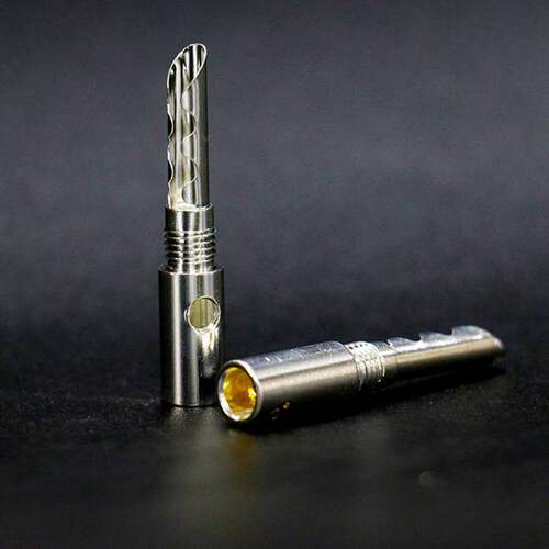 原装台湾某大厂代工，镀银音响插头入线锁孔：4.5MM，镀银香蕉头，重磅全镀银接头！接头是镀银香蕉头的很少见，这个可是接头外壳也镀了一层100%银哦！可谓雍容华贵，尽显贵族气质！加上ETA大厂精细特制！外加高档双螺钉定位DIY线身红、黑豪华外被，用料之猛可见！比打着品牌卖高价的普通插头要好过N倍啊！