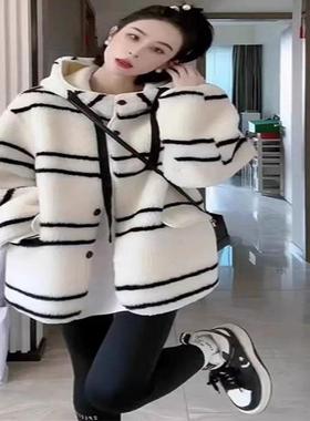 2024冬季新连帽条纹羊羔毛皮毛一体宽松加厚减龄大衣女A8835